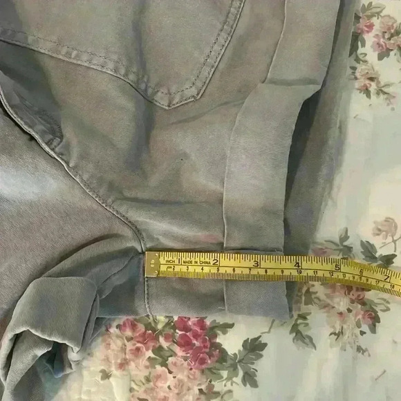 C&C California Cuffed Women’s Shorts.  Light Gray.  Size 8. - Picture 5 of 7